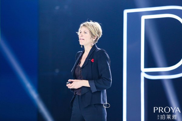 法国科研专家、首席执行官Stephanie PEDRON在珀莱雅15周年盛典现场