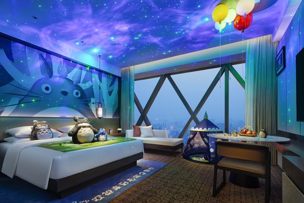 龙猫夜景：龙猫大床房星空投影图