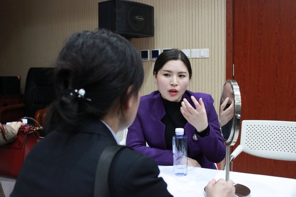 郑州星范黄普利院长与顾客交流