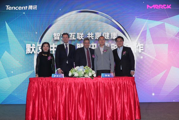默克中国-腾讯战略合作签约仪式合影，从左至右（默克中国医药健康副总裁、业务运营部负责人唐英女士，默克中国生物制药业务董事总经理罗杰仁先生，默克医药健康执行副总裁、国际运营及全球核心产品线负责人荣科瑞先生，腾讯医疗副总裁张猛先生，腾讯医疗战略分析和业务发展总监刘运霆先生）