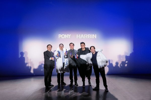 中国驻纽约总领事黄屏先生，百威全球首席营销官佩德罗&middot;厄普（Pedro Earp）、亚太区法律及企业事务副总裁王仁荣、亚太区市场副总裁车祁及中外明星潮人共同举杯庆祝Hapi New Year