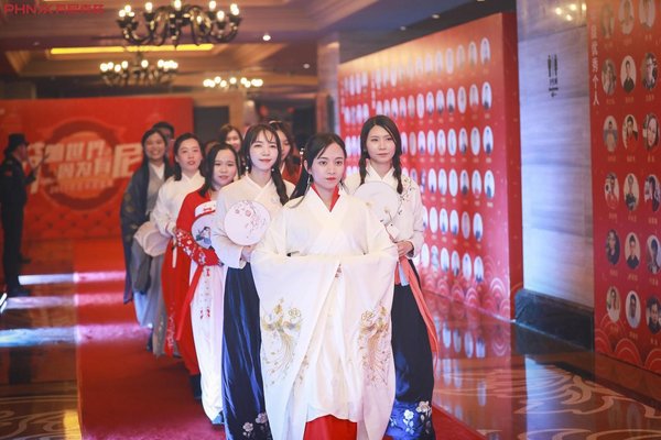 芬尼年会汉服风、特工风等多种风格走红毯