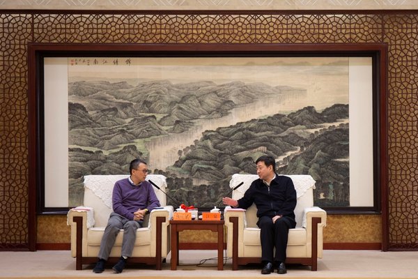 SGS中国区总裁杜佳斌先生（左一）与常州市委书记汪泉先生 （右一）亲切交流