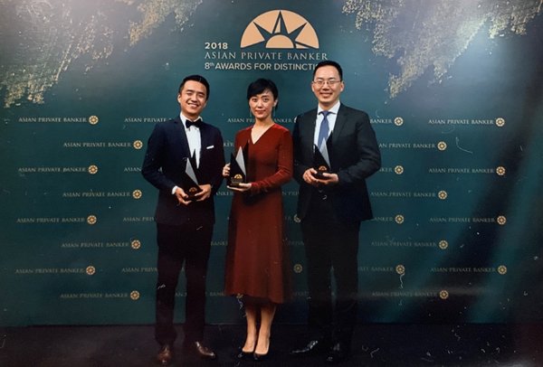 宜信财富首席经济学家李琳博士（中），私募股权母基金管理合伙人Seungha Ku（右）及理财产品策略负责人、美元现金管理董事总经理王浩宇（左）出席《亚洲私人银行家》第8届杰出奖颁奖典礼