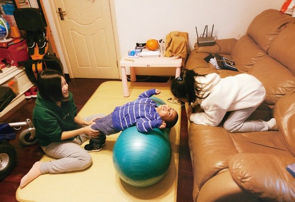 每天，Velo会在客厅使用花生球练习100个“仰卧起坐”。在这之后，妈妈会为他按摩双腿双脚，爸爸会帮助他使用咳痰机清理肺部积痰，这同时也是一项促进他肺部健康的呼吸训练。
