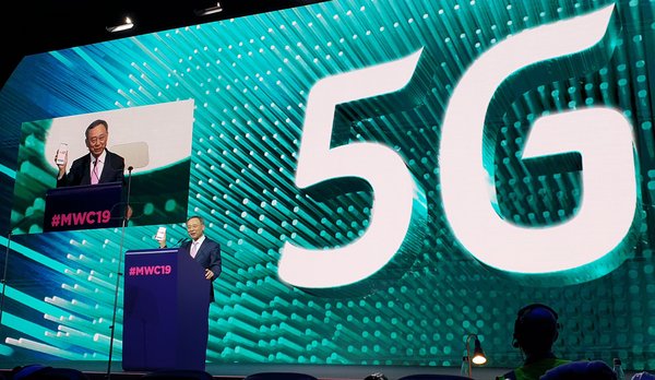 KT董事长兼首席执行官黄昌圭在MWC 2019主旨演讲期间展示全球首款5G智能手机，本届MWC于2月25日至28日在西班牙巴塞罗那举行。
