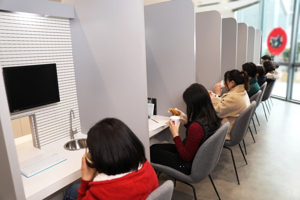 消费者代表受邀在创新中心内进行新品感官测试
