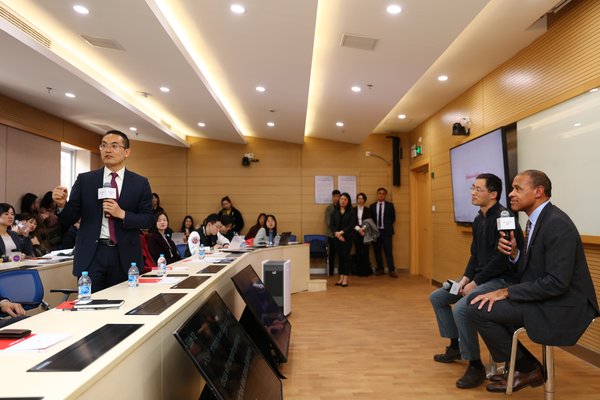 强生中国区主席宋为群回答学生提问