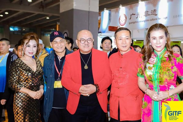 几位广府文化名人齐聚与观众互动，令现场气氛热烈