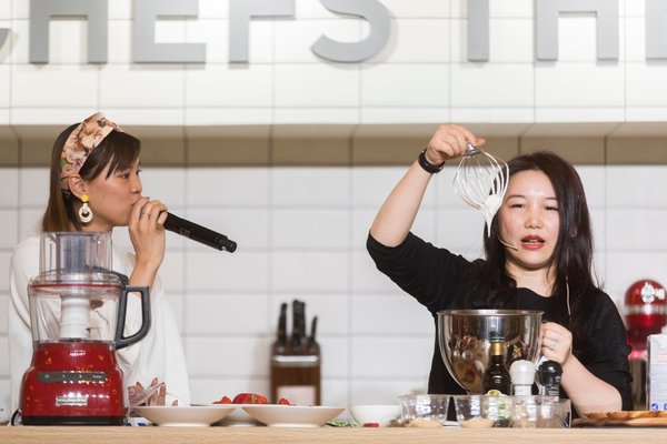 翻糖女王陈薇在现场为观众示范用KitchenAid厨师机打发奶油