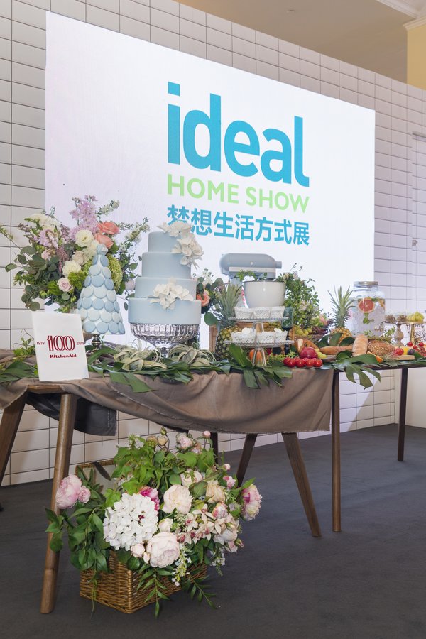 现场以 KitchenAid 100周年限量款迷雾蓝厨师机为主体打造的餐桌装置艺术