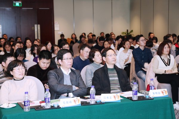 与会医生认真听取专家分享