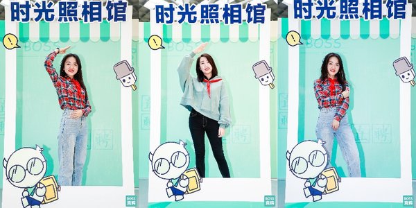 虽然“头发无法回头上了”，但在时光照相机前，戴上双马尾假发，配上鲜艳的红领巾和三道杠，背上小书包，还能找到曾经的笑颜，再看一眼曾经青涩的自己。
