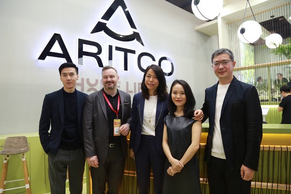 从左至右分别为：周宸宸先生、Aritco Lift AB 全球市场总监David Schill、主持人、张继元女士和于强先生