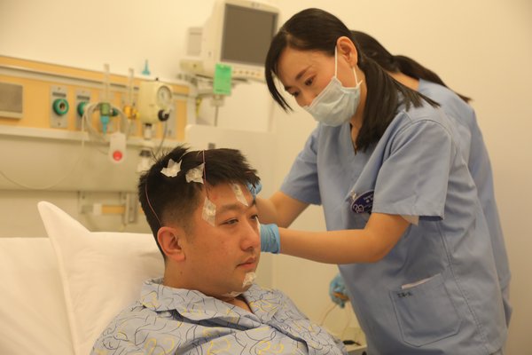 睡眠技师为成人进行睡眠监测