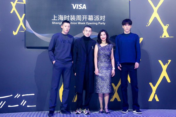 Visa大中华区市场部总经理金昱冬女士（右二）与2019春夏上海时装周新锐力量奖获奖者、8ON8男装品牌创始人龚力先生（左二）共同揭晓融入Visa可穿戴支付概念的Visa X 8ON8 联名款蓝色卫衣，与另一款带有Visa元素的秀款灰色卫衣，并在开幕派对进行展示