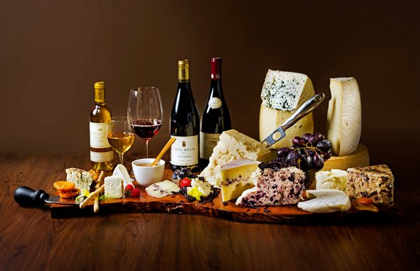 Cheese Librarians为宾客介绍世界各地精选的手工芝士