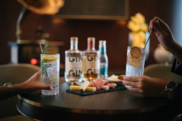 调酒师将根据客人的口味与喜好，调制出别树一帜的毡酒
