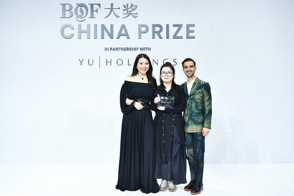 BoF创始人、首席执行官兼主编Imran Amed以及投资公司 Yu Holdings 创始人兼首席执行官余晚晚(Wendy Yu)上台为荣获首届BoF China Prize大奖优胜的胡颖琪Caroline Hu颁奖 图片来源：Zhijian Liu/Getty Images