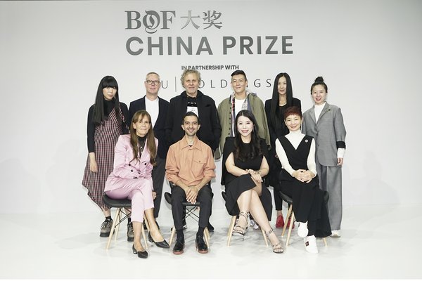 首届BoF China Prize评委会（第一排从左往右：Julie Gilhart、Imran Amed、余晚晚Wendy Yu、晓雪Xiao Xue；第二排从左往右：Susanna Lau、Andrew Keith、Renzo Rosso、陈冠希Edison Chen、王汁Uma Wang、刘馨遐Tasha Liu）