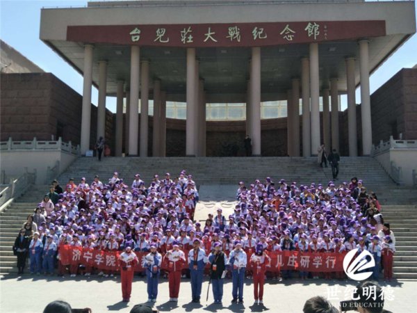 来自济宁学生在台儿庄大战纪念馆诵读《少年中国说》