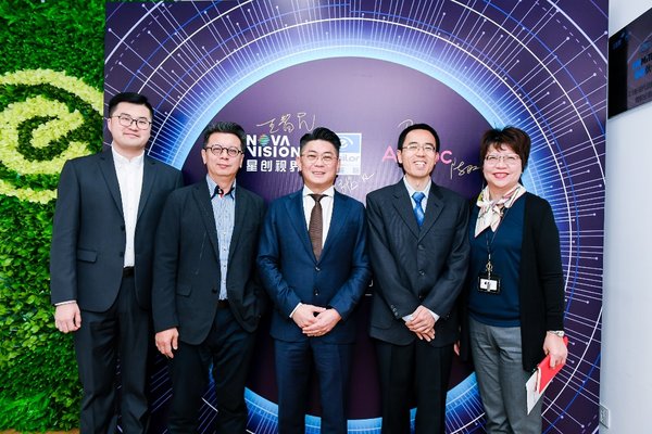 从左往右：星创视界首席专业官连捷，星创视界董事长兼创始人 宝岛眼镜CEO 王智民先生 ，依视路中国镜片部总裁林国樑先生，Airdoc创始人张大磊先生，依视路中国镜片事业部首席商务官陈路怡女士