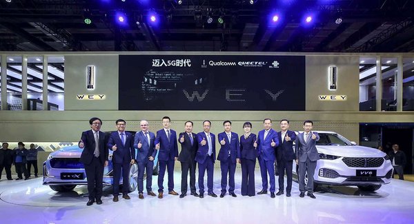 移远通信CEO钱鹏鹤（右一）与长城汽车、中国联通、Qualcomm Technologies代表宣布展开5G战略合作