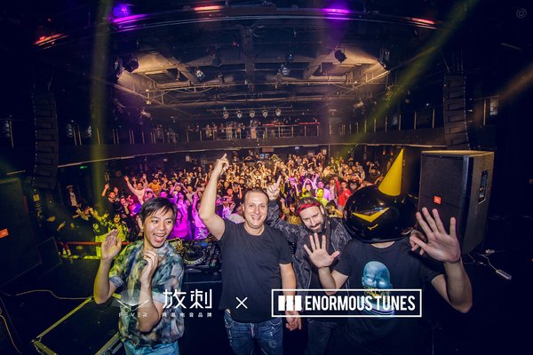 “花厂”艺人EDX和Croatia Squad、助阵DJ MHP以及放刺FEVER吉祥物大刺与上海站粉丝合影