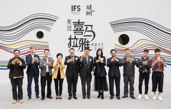 “发现喜马拉雅”西藏当代艺术展启幕仪式现场嘉宾合影