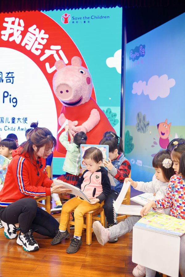 认真学习手册的小朋友们