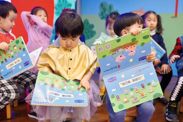 认真学习手册的小朋友们