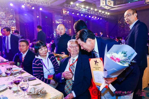 中华全国归国华侨联合会前主席庄炎林老先生莅临颁奖典礼现场