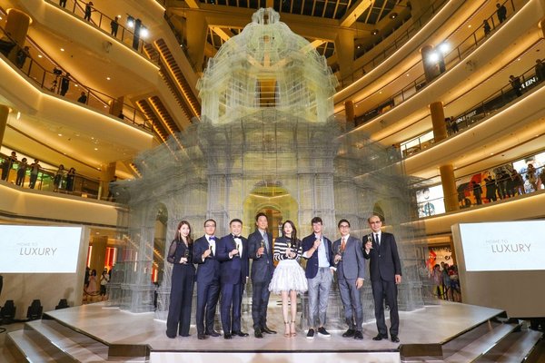 恒隆地产行政总裁卢韦柏（左三）、恒隆地产执行董事陈文博（右二）、恒隆地产执行董事陈家岳（右一）、恒隆地产董事─租务及物业管理彭兆辉（左二）、上海的恒隆广场总经理胡惠雅（左一）与吴彦祖（左四）、Edoardo Tresoldi（右三）、张雨绮（右四）举杯庆祝上海的恒隆广场巩固其内地奢侈品品牌集中地HOME TO LUXURY的定位。