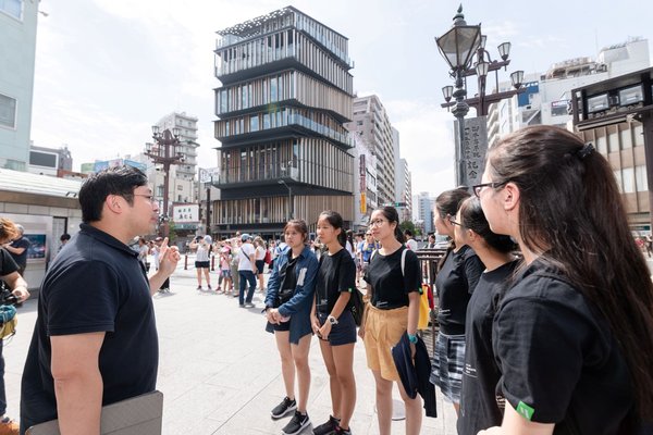 胜出“建筑导赏路线设计比赛”的冠军队伍，在恒隆建筑师张宇翔（左一）带领下完成东京建筑导赏团，欣赏多项当代建筑大师的作品。
