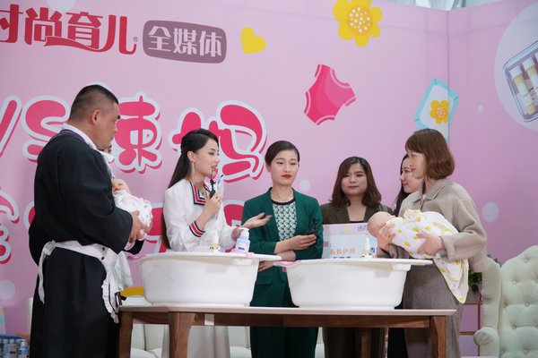 现场辣妈萌爸进行洗澡护理大实操