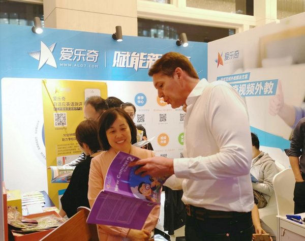 校长在了解爱乐奇新概念