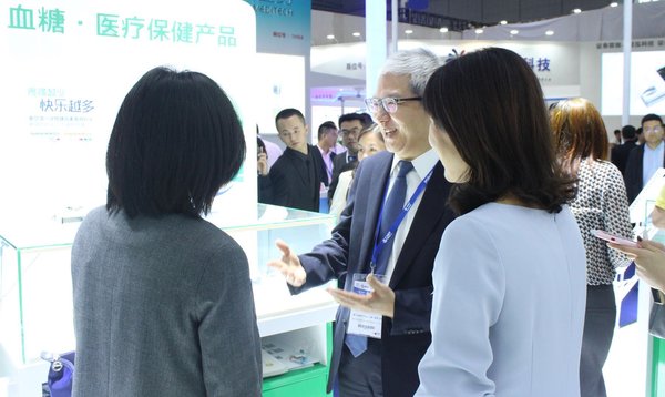 佐藤慎次郎先生介绍泰尔茂明星产品目前世界最细的胰岛素注射针&ldquo;纳诺斯&rdquo;