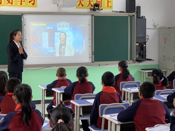 舟曲县石家山新东方希望小学装上了新东方双师直播课堂