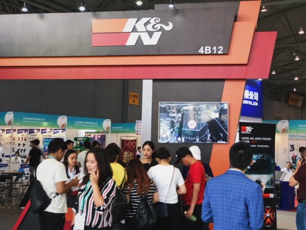 K&N展位现场与参观者亲密互动