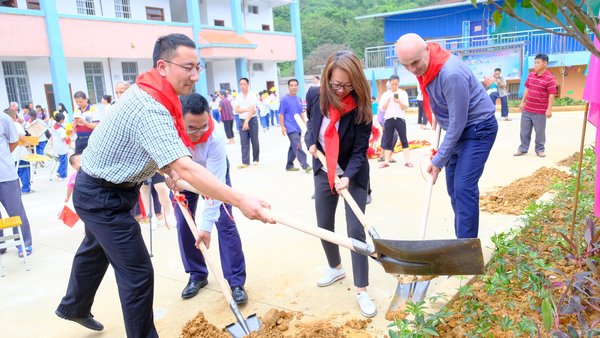 现场嘉宾为麦德龙龙胜希望小学植树