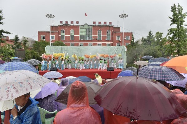 当地500名群众在雨中见证公益活动的启动