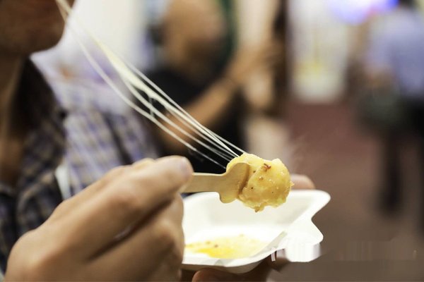 采用了安佳原料的芝士虾滑具有超强拉丝表现
