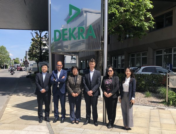 中国质量认证中心主任陆梅（左三），DEKRA德凯集团执行副总裁Fernando Hardasmal Barrera先生（左二），DEKRA德凯东亚及南亚区高级副总裁Gerhard Luebken先生（右三），中国质量认证中心产品认证三处处长任国勤（右二），中国质量认证中心产品认证三处零部件部部长王江东（左一），中国质量认证中心国际业务部副部长王珏（右一）