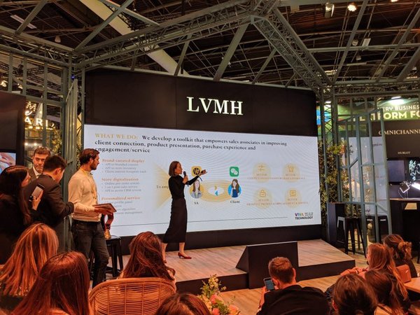 一楼零售代表正在向LVMH集团管理层讲解一楼的解决方案