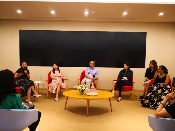 从左至右依次为王霞、石岚、主持人曾庆庆、杨晓丹、Lena Gidwani
