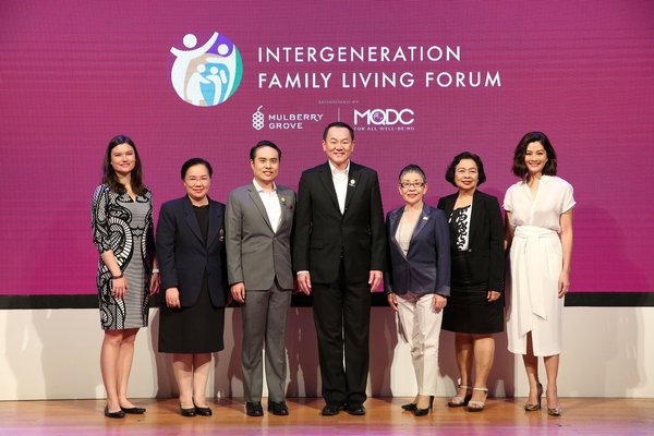 从左至右：萨曼莎-艾伦女士、助理教授 Vipan Prachuabmoh、Roongrote Chongsujipan 先生、Keerin Chutumstid 先生、Keiko Sugi 女士、助理教授 Pimonpan Isarabhakdi 和 Suquan Bulakul 女士