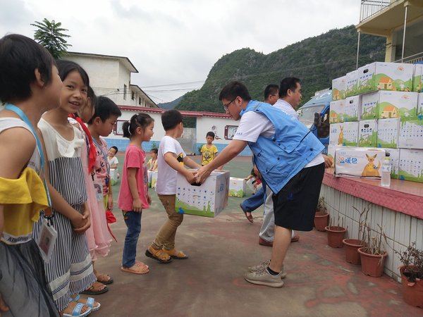 广西崇左市天等县进远乡小学壹基金温暖包（夏季适用）发放现场。