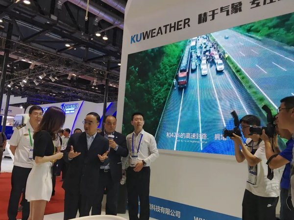 翁孟勇委员与刘文杰主席在KuWeather展台视察交流