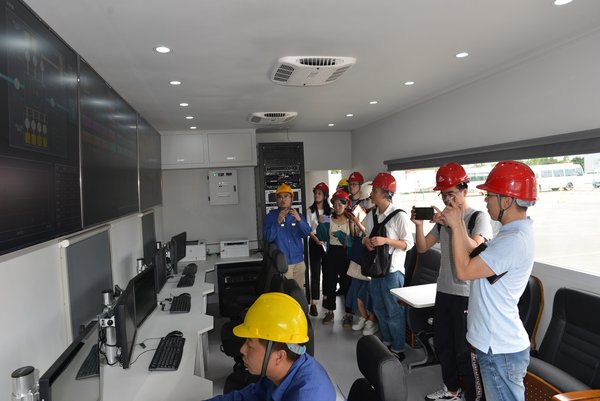 记者参观压裂作业指挥控制中心
