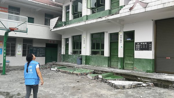壹基金工作人员及伙伴在长宁县双河镇杨柳小学做灾情调研